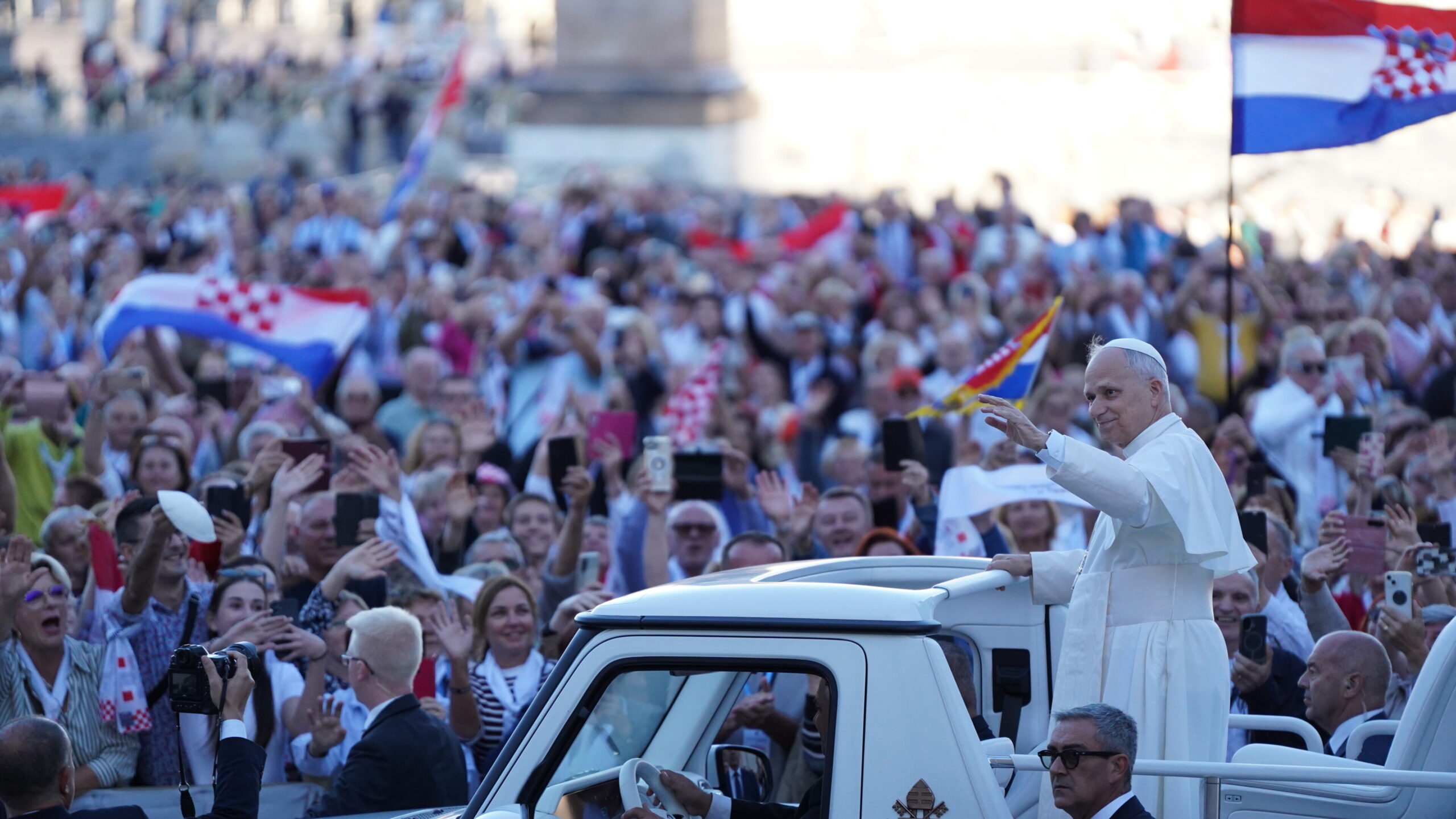 Papa Lav XIV. susreo se s hrvatskim hodočasnicima na Trgu sv. Petra